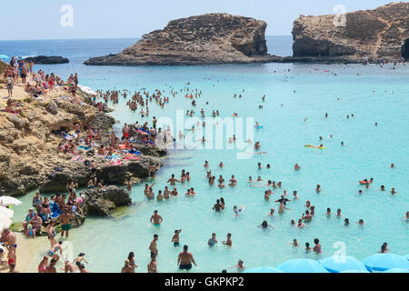 Insel Comino, Malta - 3. August 2016: Touristen in der blauen Lagune. Stockfoto