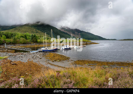 Boote am Loch Leven in der Nähe von Glencoe Village in den schottischen highlands Stockfoto