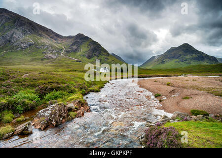 Eine traditionelle Berg-Schutzhütte eingebettet unter Buachaille Etive Mor entlang des Flusses Coupall in der Nähe von Glencoe in der schottischen highlan Stockfoto