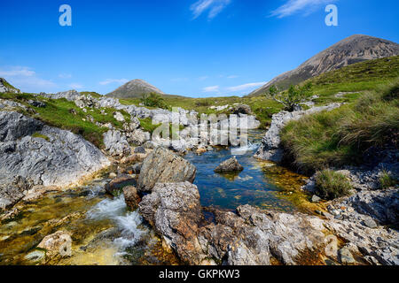 Allt Aisridh stürzt über Felsen und Wasserfälle auf dem Weg in zum Loch Saplin bei Torrin auf der Isle Of Skye in Schottland Stockfoto