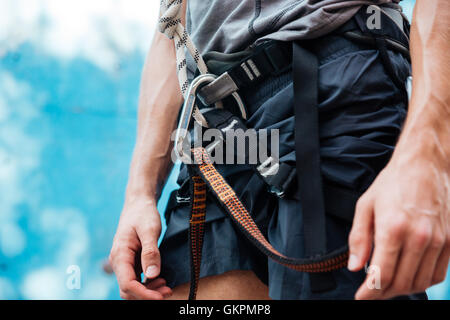 Nahaufnahme der Kletterer tragen Sicherheitsgurt und Kletterausrüstung im freien Stockfoto