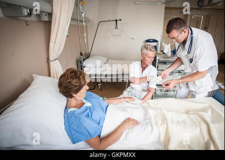 Verpleegkundigen Sluiten Een Infuus Aan Bij de Patienten. Krankenschwestern, die Vorbereitung einer iv für den Patienten. Stockfoto