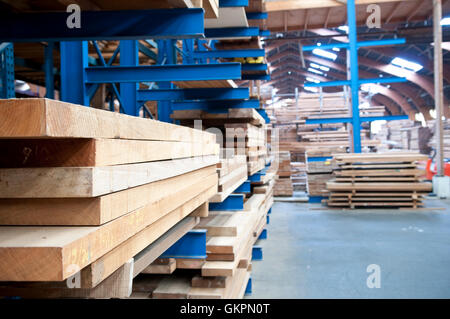 Gespeichert in Lagerlogistik Plaks Stockfoto