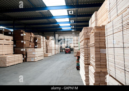 Bauholz in einem Lager gestapelt Stockfoto