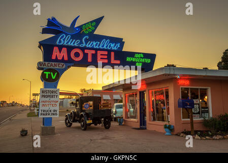 Historic Blue Swallow Motel bei Sonnenuntergang Stockfoto
