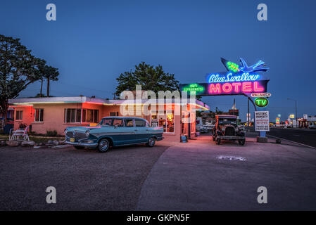 Historic Blue Swallow Motel mit Oldtimern vor es geparkt. Stockfoto