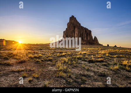 Sonnenuntergang über Shiprock Stockfoto