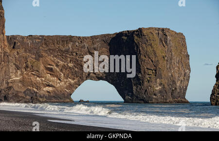 Black Sand Beach bei Sonnenuntergang, Dyrhólaey, Island Dyrhólaey übersetzt bedeutet "der Tür Loch Island" Stockfoto