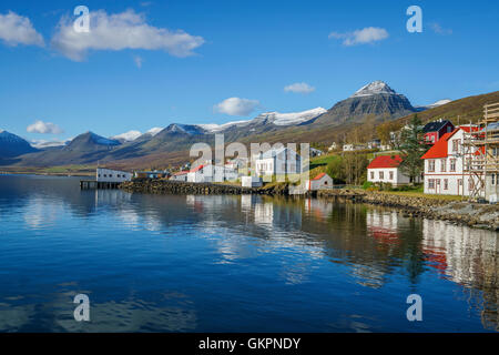 Häuser in dem kleinen Dorf Fáskrúdsfjördur, Ost-Island Stockfoto