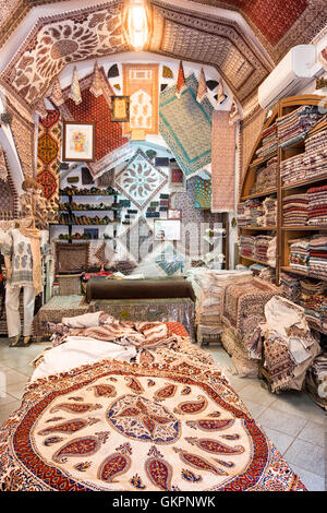 Shop Verkauf blockieren bedruckte Textilien, Qalamkar, in traditionellen Mustern und Farben in den Bazar-e Bozorg in Isfahan, Iran. Stockfoto