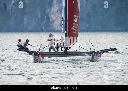 RIVA DEL GARDA, Italien - AUGUST 19: erster Tag des Wettbewerbs für M32 schnell Serie mediterran, ein Segeln Katamaran-Wettbewerb Stockfoto