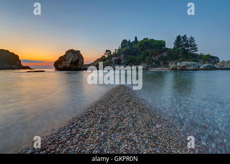 Die kleine Isola Bella in Taormina, Sizilien, kurz vor Sonnenaufgang Stockfoto