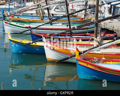 Traditionelle hölzerne Fischerboote in den Hafen von Le Barcares, Pyrenäen Orientales, Südfrankreich Stockfoto