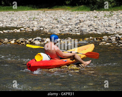 Eine Kanutour zu machen ist eine sehr beliebte Aktivität in Frankreich, das ist Mann läuft in ein typisches Problem am Fluss Hérault. Stockfoto