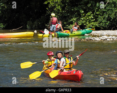 Mutter mit kleinen Kindern gehen auf ein Kanu-Abenteuer am Fluss Hérault in der Region der Cevennen, Südfrankreich Stockfoto