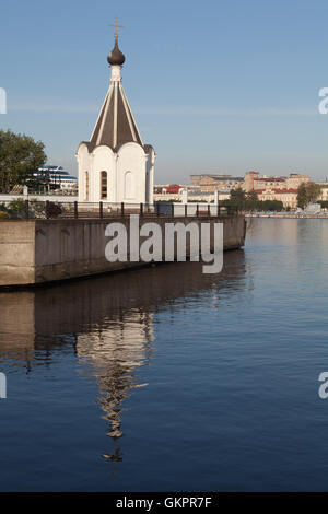 Kapelle des St. Nikolaus auf dem Gebiet des staatlichen Unternehmens "Admiralty Shipyards". St. Petersburg, Russland. Stockfoto