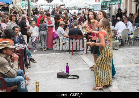 In Esperaza Sonntag Markt, Aude, Südfrankreich. Eine beliebte alternative, Hippie, Hippie mit frischen Speisen und ethnischen waren sammeln Stockfoto