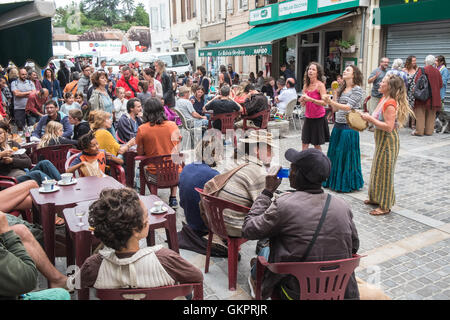 In Esperaza Sonntag Markt, Aude, Südfrankreich. Eine beliebte alternative, Hippie, Hippie mit frischen Speisen und ethnischen waren sammeln Stockfoto
