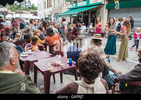 In Esperaza Sonntag Markt, Aude, Südfrankreich. Eine beliebte alternative, Hippie, Hippie mit frischen Speisen und ethnischen waren sammeln Stockfoto