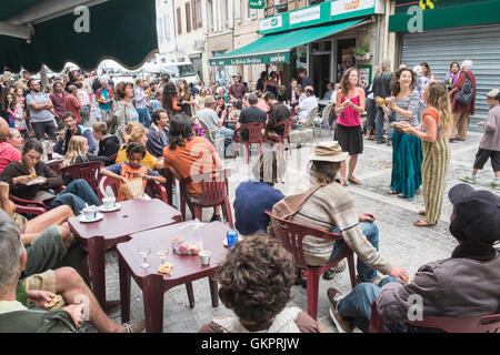 In Esperaza Sonntag Markt, Aude, Südfrankreich. Eine beliebte alternative, Hippie, Hippie mit frischen Speisen und ethnischen waren sammeln Stockfoto