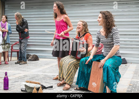 In Esperaza Sonntag Markt, Aude, Südfrankreich. Eine beliebte alternative, Hippie, Hippie mit frischen Speisen und ethnischen waren sammeln Stockfoto