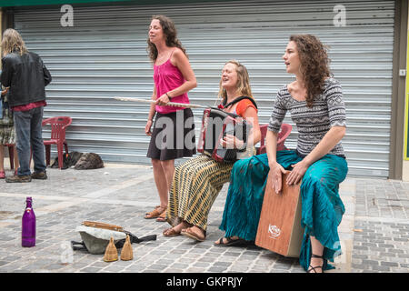 In Esperaza Sonntag Markt, Aude, Südfrankreich. Eine beliebte alternative, Hippie, Hippie mit frischen Speisen und ethnischen waren sammeln Stockfoto
