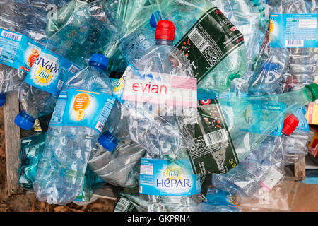 Kunststoff-Wasserflaschen verwendet in Abfalleimer für das recycling im Dorf Montazels, Provinz Aude, Südfrankreich. Stockfoto