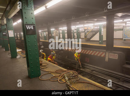 MTA-Arbeiter in der West 4th Street u-Bahnstation zu tun Arbeit am Wochenende die das Gleisbett auf Samstag, 20. August 2016.  (© Richard B. Levine) Stockfoto