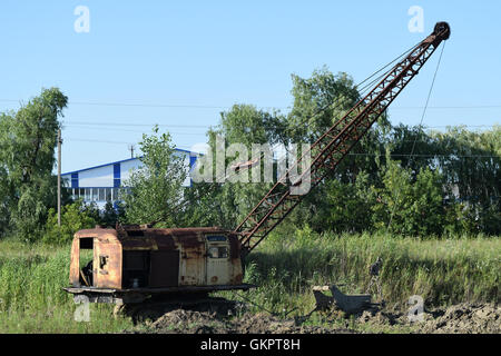 Alten Steinbruch in der Nähe der Seilbagger. Alte Geräte für das Graben der Erde in Kanälen und Steinbrüchen. Stockfoto