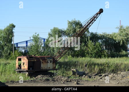 Alten Steinbruch in der Nähe der Seilbagger. Alte Geräte für das Graben der Erde in Kanälen und Steinbrüchen. Stockfoto