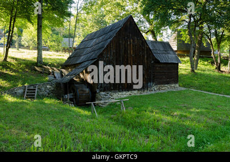 Traditionelle Wassermühle zum Schleifen von Rumänien Stockfoto