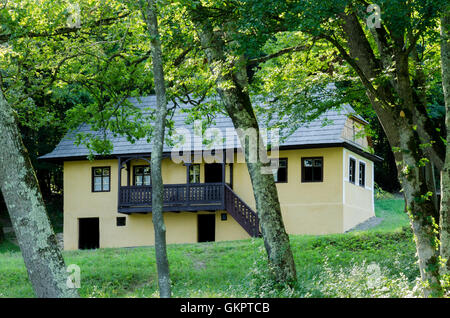 Alte traditionelle Haus befindet sich in der malerischen Landschaft, Rumänien Stockfoto