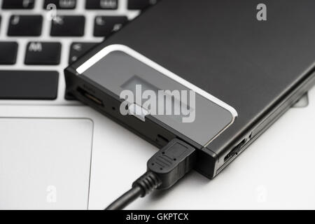Externe Festplatte über Laptop-Tastatur Stockfoto