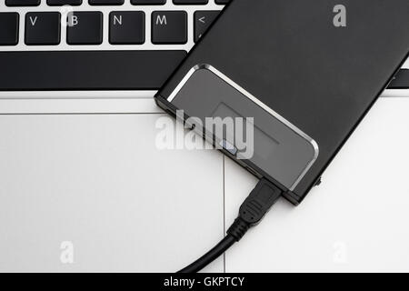Externe Festplatte über Laptop-Tastatur Stockfoto