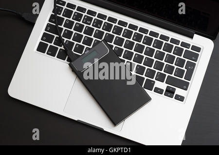 Externe Festplatte über Laptop-Tastatur Stockfoto