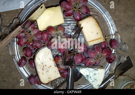 Köstliche gesunde Platte von roten Trauben und eine Auswahl an Käse. St Paul Minnesota MN USA Stockfoto