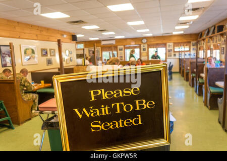 Melden Sie bitte warten, sitzen in einem typischen American Diner. Berühmten Moody's Diner, Waldoboro, Maine. Am U.S. Highway 1. Stockfoto