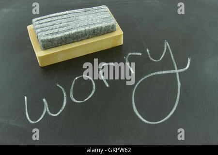 Sorge in weißer Kreide auf Tafel mit Radiergummi geschrieben. Stockfoto