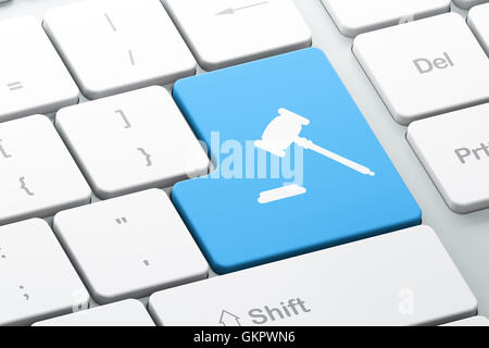 Begriff: Hammer auf Computer Tastatur Hintergrund Stockfoto