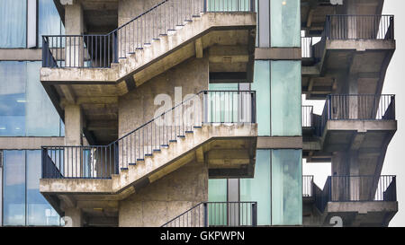 Treppen außerhalb eines Gebäudes Stockfoto
