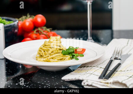 Pasta Spaghetti mit pesto Stockfoto