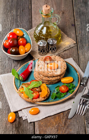 Tomaten und Rucola-Sandwiches mit Zutaten Stockfoto