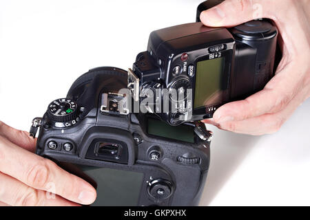 Fotograf, den externen Blitz auf eine digitale SLR-Kamera eingestellt Stockfoto
