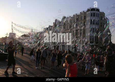 Blase Mann Luftblasen in den Himmel in Brighton zu einer Menge von Schaulustigen zu schaffen Stockfoto