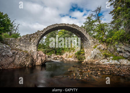 Die alte militärische Brücke in der schottischen Dorf Carrbridge im Hochland Stockfoto