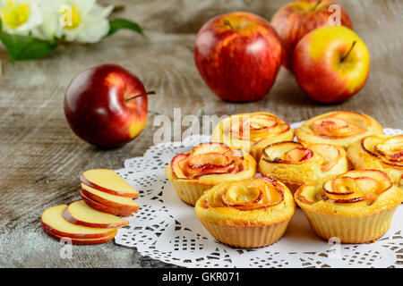 Apfel geformt Rosen Muffins auf hölzernen Hintergrund. Süßer Nachtisch Apfelkuchen. Hausgemachte Apfel stieg Gebäck. Stockfoto