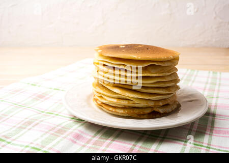 Stapel von Frühstück Pfannkuchen auf den weißen Teller. Hausgemachte Pfannkuchen zum Frühstück serviert. Stockfoto