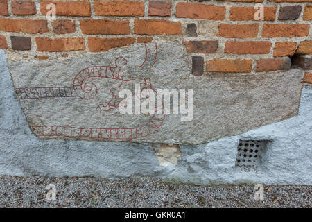 Rune Stein Fragment zur Kirchenmauer bauen Stockfoto