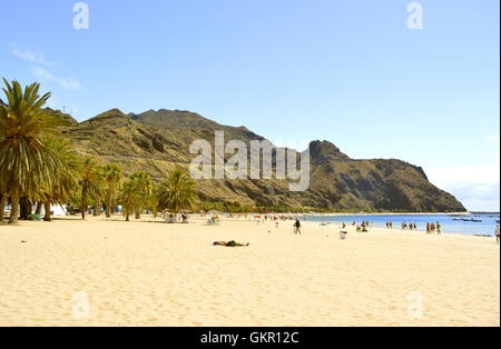 Touristen am Strand die Sonne genießen Stockfoto