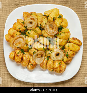 Pommes Frites auf Teller und hölzernen Hintergrund Stockfoto